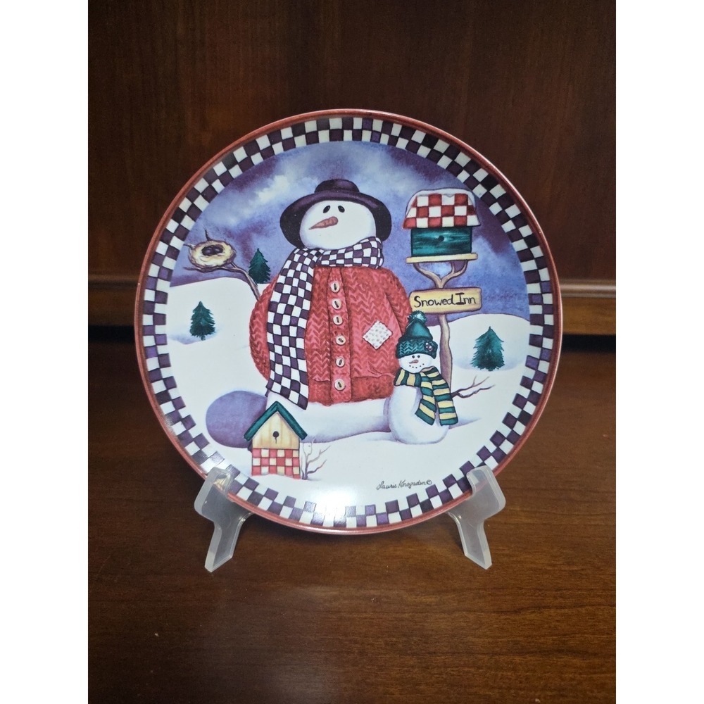 Snowman Plate Snowed‎ Inn Birdhouse 2000 by Laurie Korsgaden New Seasons 8.25"